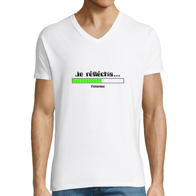 T-shirt homme col V blanc Je réfléchis Patientez (Gondrax,Jeux Vidéo / Geek,Humour,Des chiffres et des lettres,Devoirs de vacanc