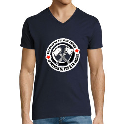 T-shirt homme col V bleu marine Le prolo se tue à la tâche (Slogans engagés)