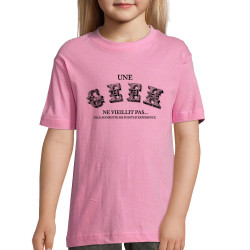 T-shirt enfant rose Une geek ne vieillit pas (Jeux Vidéo / Geek,Humour)