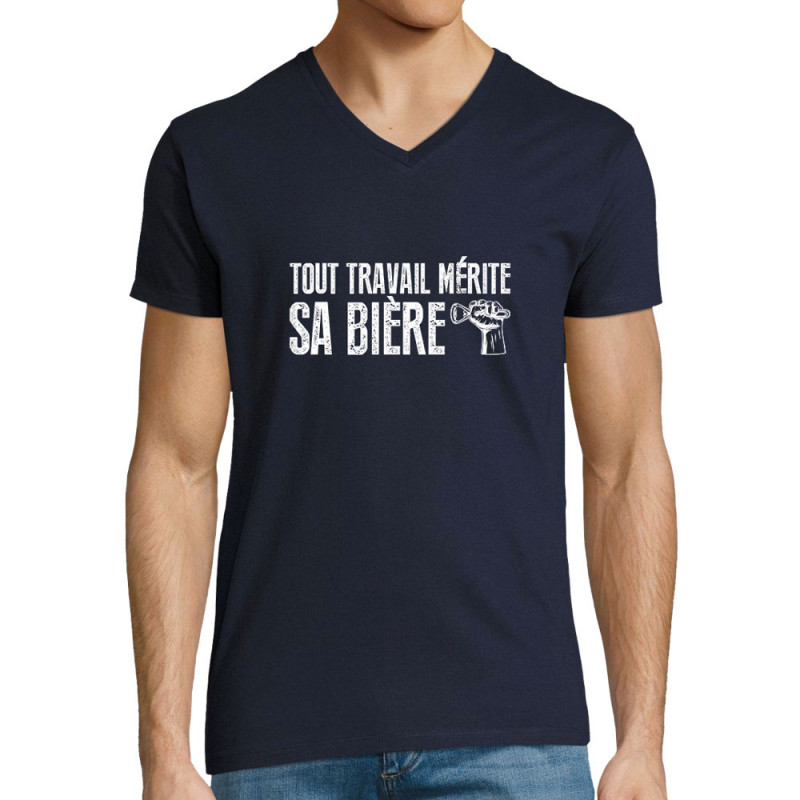 T-shirt homme col V bleu marine Tout travail mérite sa bière (Andy,Alcool,Slogans Débiles)